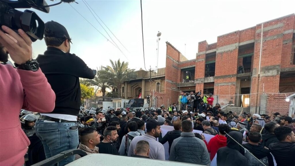 Başkent Bağdat’ta vatandaşlar İsveç Büyükelçiliği önünde protesto gösterisi düzenledi