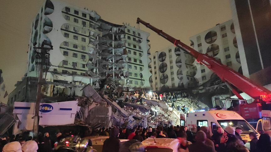 Türkiye'de 7,4 büyüklüğünde deprem: 76 can kaybı