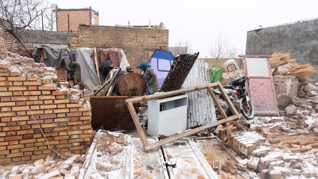 İran'da 5,8'lik depremde ölü sayısı 3'e yükseldi