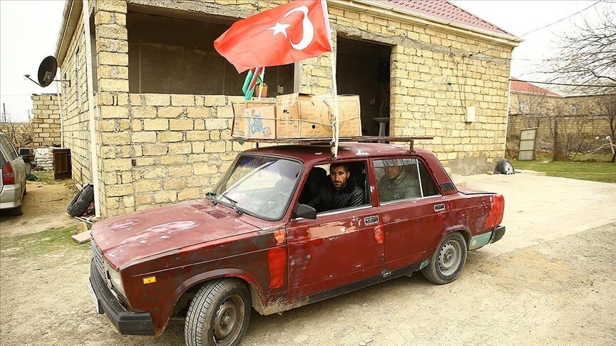 Eski aracıyla depremzedelere yardım ulaştırmaya çalışırken fotoğraflanan Azerbaycanlı Türkiye'ye gelecek